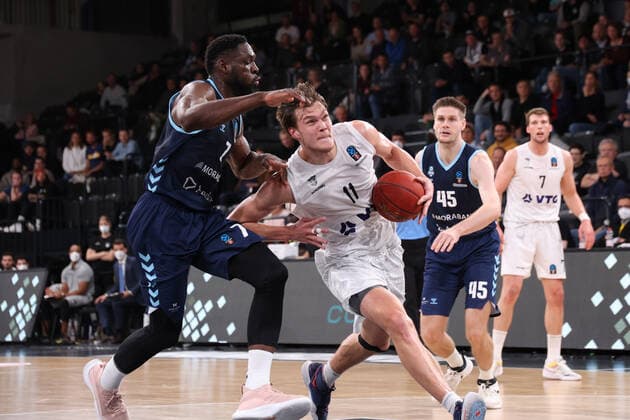 Basketball EuroCup, Hamburg Towers Morabank Andorra Oldenburg, Hamburg, 02 11 2021 Babatunde Olumuyiwa Andorra, l Maik Kotsar Towers Hamburg Germany