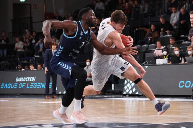 Basketball EuroCup, Hamburg Towers Morabank Andorra Oldenburg, Hamburg, 02 11 2021 Babatunde Olumuyiwa Andorra, l Maik Kotsar Towers Hamburg Germany