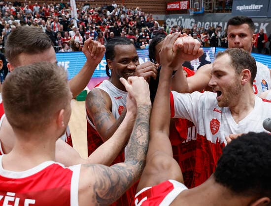 02 11 2021, Basketball, BBL, Hauptrunde 2021 2022, s Oliver Wuerzburg FC Bayern Muenchen, GER, Wuerzburg, s Oliver Arena Bild v li The team celebrates the win with the fans. Copyright: HMBxMedia xHeikoxBecker