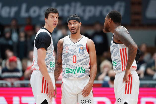 02 11 2021, Basketball, BBL, Hauptrunde 2021 2022, s Oliver Wuerzburg FC Bayern Muenchen, GER, Wuerzburg, s Oliver Arena picture from left disappointment at Vladimir Lucic FC Bayern Muenchen , Nick Weiler Babb FC Bayern Muenchen and Deshaun Thomas FC Bayern Muenchen Copyright: HMBxMedia xHeikoxBecker
