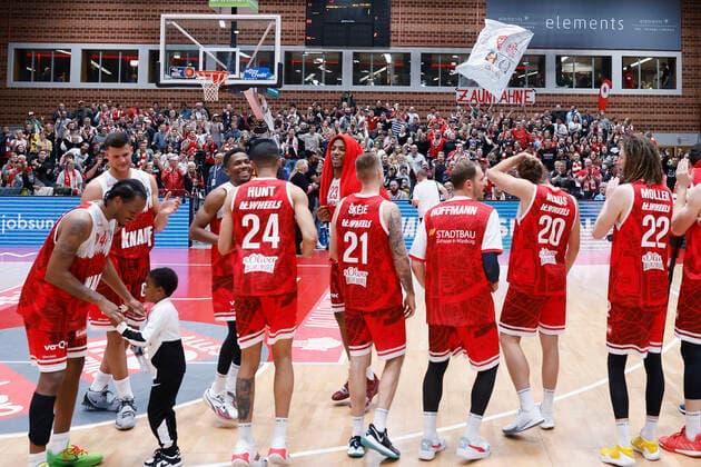 02 11 2021, Basketball, BBL, Hauptrunde 2021 2022, s Oliver Wuerzburg FC Bayern Muenchen, GER, Wuerzburg, s Oliver Arena Bild v li The team celebrates the win with the fans. Copyright: HMBxMedia xHeikoxBecker