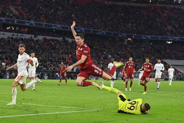 Goal chance Robert LEWANDOWSKI Bayern Muenchen , action,one-on-one against goalkeeper Odisseas VLACHODIMOS Lisbon Football Champions League Group E FC Bayern Muenchen SL Benfica Lisbon 5 2, A L L I A N Z A R E N A Muenchen on 02 11 2021