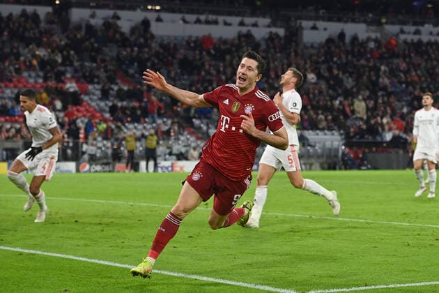 Goal celebration Robert LEWANDOWSKI Bayern Muenchen after goal to the 4 1, jubilation, joy, enthusiasm, action, single action, single picture, cut-out, whole body shot, whole figure Football Champions League Group E FC Bayern Muenchen SL Benfica Lissabon 5 2, A L L I A N Z A R E N A Muenchen on 02 11 2021