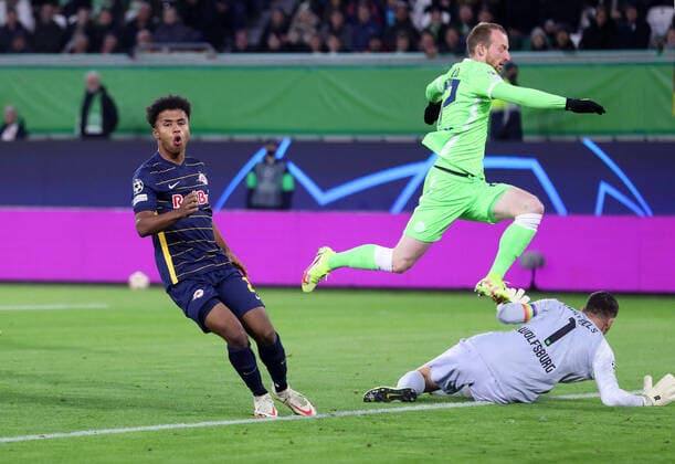 VfL vs RB Salzburg, CL Wolfsburg, Germany 02 11 2021, FOOTBALL VfL Wolfsburg vs Red Bull Salzburg, Champions League, Group G, preliminary round, season 2021 22, VW Arena picture shows Karim Adeyemi RB Salzburg , Maximilian Arnold VfL Wolfsburg , goalkeeper Koen Casteels VfL Wolfsburg Wolfsburg