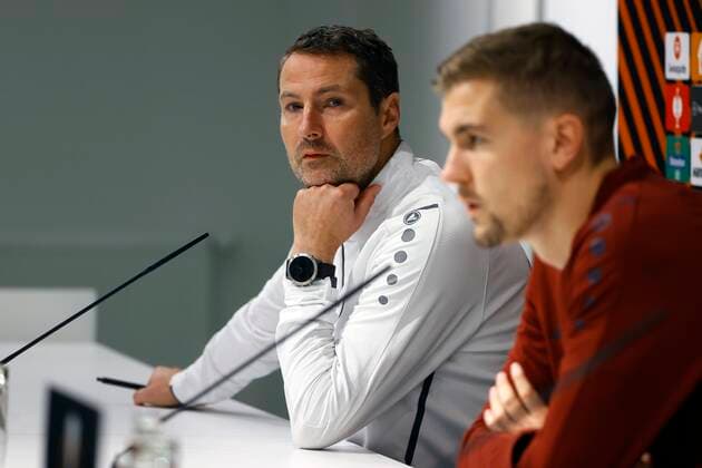 ANTWERPEN, BELGIUM - NOVEMBER 03 : Brian Priske head coach of Antwerp FC and Bjorn Engels defender of Antwerp FC pictured during a press conference, PK, Pressekonferenz of Antwerp ahead of the UEFA Europa League Group stage - Group D match against Fenerbahce on November 3, 2021 in Antwerpen, Belgium, 3 11 2021 ( Antwerp v Fenerbahce - Media activities 3 11 2021 - UEFA Europa League PhotoNews Panoramic 