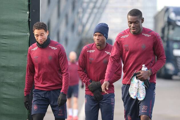 ANTWERPEN, BELGIUM - NOVEMBER 03 : Nil De Pauw midfielder of Antwerp FC, Yusuf Alhassan forward of Antwerp FC and Abdoulaye Seck defender of Antwerp FC pictured during a training session of Antwerp ahead of the UEFA Europa League Group stage - Group D match against Fenerbahce on November 3, 2021 in Antwerpen, Belgium, 3 11 2021 ( Antwerp v Fenerbahce - Media activities 3 11 2021 - UEFA Europa League PhotoNews Panoramic 