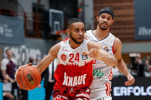 02 11 2021, Basketball, BBL, Hauptrunde 2021 2022, s Oliver Wuerzburg FC Bayern Muenchen, GER, Wuerzburg, s Oliver Arena picture from left Cameron Hunt s Oliver Wuerzburg and Nick Weiler Babb FC Bayern Muenchen Copyright: HMBxMedia xHeikoxBecker