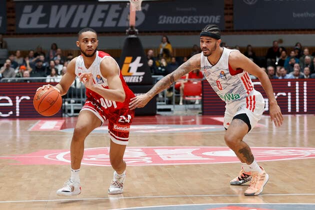 02 11 2021, Basketball, BBL, Hauptrunde 2021 2022, s Oliver Wuerzburg FC Bayern Muenchen, GER, Wuerzburg, s Oliver Arena picture from left Cameron Hunt s Oliver Wuerzburg and Nick Weiler Babb FC Bayern Muenchen Copyright: HMBxMedia xHeikoxBecker