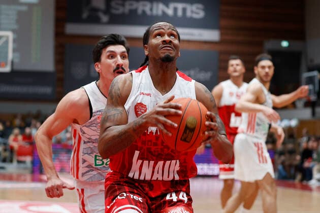 02 11 2021, Basketball, BBL, Hauptrunde 2021 2022, s Oliver Wuerzburg FC Bayern Muenchen, GER, Wuerzburg, s Oliver Arena picture from left Nihad Djedovic FC Bayern Muenchen and William Buford s Oliver Wuerzburg Copyright: HMBxMedia xHeikoxBecker
