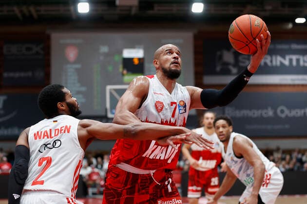 02 11 2021, Basketball, BBL, Hauptrunde 2021 2022, s Oliver Wuerzburg FC Bayern Muenchen, GER, Wuerzburg, s Oliver Arena picture from left Corey Walden FC Bayern Muenchen and Alex King s Oliver Wuerzburg Copyright: HMBxMedia xHeikoxBecker