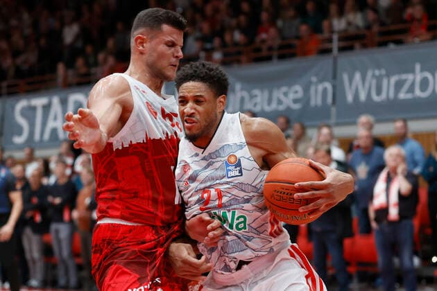 02 11 2021, Basketball, BBL, Hauptrunde 2021 2022, s Oliver Wuerzburg FC Bayern Muenchen, GER, Wuerzburg, s Oliver Arena picture from left Filip Stanic s Oliver Wuerzburg and Augustine Rubit FC Bayern Muenchen Copyright: HMBxMedia xHeikoxBecker