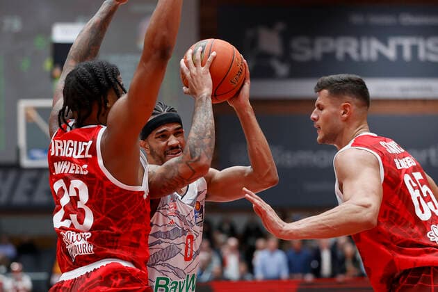 02 11 2021, Basketball, BBL, Hauptrunde 2021 2022, s Oliver Wuerzburg FC Bayern Muenchen, GER, Wuerzburg, s Oliver Arena Picture from left Desi Rodriguez s Oliver Wuerzburg , Nick Weiler Babb FC Bayern Muenchen and Filip Stanic s Oliver Wuerzburg Copyright: HMBxMedia xHeikoxBecker
