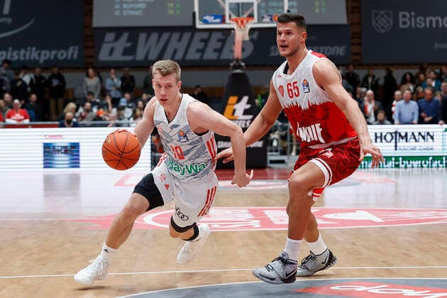 02 11 2021, Basketball, BBL, Hauptrunde 2021 2022, s Oliver Wuerzburg FC Bayern Muenchen, GER, Wuerzburg, s Oliver Arena Picture from left Ognjen Jaramaz FC Bayern Muenchen and Filip Stanic s Oliver Wuerzburg Copyright: HMBxMedia xHeikoxBecker