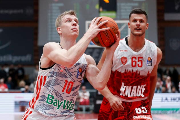 02 11 2021, Basketball, BBL, Hauptrunde 2021 2022, s Oliver Wuerzburg FC Bayern Muenchen, GER, Wuerzburg, s Oliver Arena Picture from left Ognjen Jaramaz FC Bayern Muenchen and Filip Stanic s Oliver Wuerzburg Copyright: HMBxMedia xHeikoxBecker