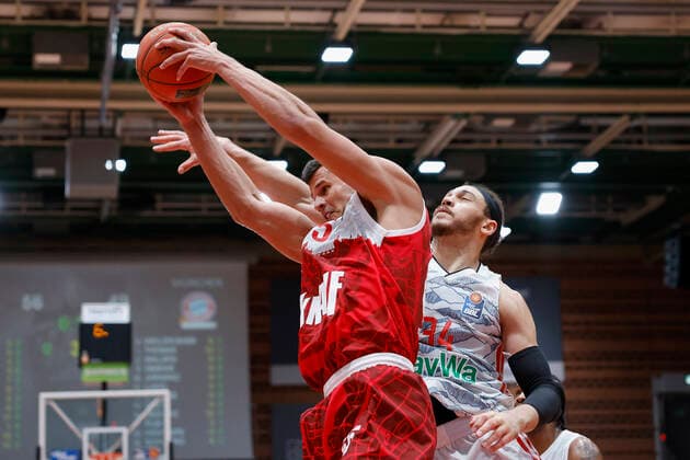 02 11 2021, Basketball, BBL, Hauptrunde 2021 2022, s Oliver Wuerzburg FC Bayern Muenchen, GER, Wuerzburg, s Oliver Arena Bild v li Filip Stanic s Oliver Wuerzburg with a rebound against Nick Weiler Babb FC Bayern Muenchen. Copyright: HMBxMedia xHeikoxBecker