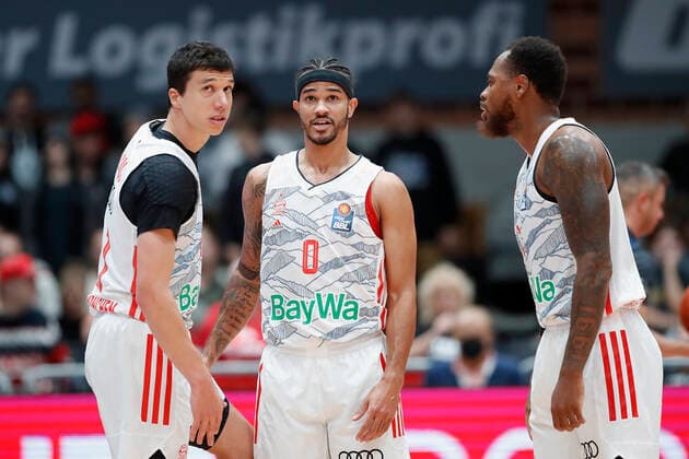 02 11 2021, Basketball, BBL, Hauptrunde 2021 2022, s Oliver Wuerzburg FC Bayern Muenchen, GER, Wuerzburg, s Oliver Arena picture from left disappointment at Vladimir Lucic FC Bayern Muenchen , Nick Weiler Babb FC Bayern Muenchen and Deshaun Thomas FC Bayern Muenchen Copyright: HMBxMedia xHeikoxBecker