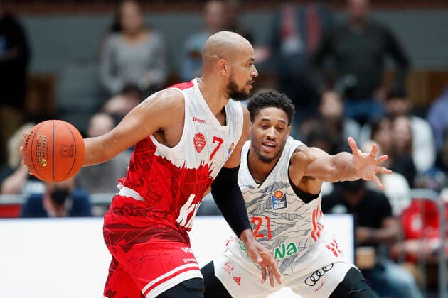 02 11 2021, Basketball, BBL, Hauptrunde 2021 2022, s Oliver Wuerzburg FC Bayern Muenchen, GER, Wuerzburg, s Oliver Arena Picture from left Alex King s Oliver Wuerzburg and Augustine Rubit FC Bayern Muenchen Copyright: HMBxMedia xHeikoxBecker
