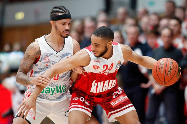 02 11 2021, Basketball, BBL, Hauptrunde 2021 2022, s Oliver Wuerzburg FC Bayern Muenchen, GER, Wuerzburg, s Oliver Arena picture from left Nick Weiler Babb FC Bayern Muenchen and Cameron Hunt s Oliver Wuerzburg Copyright: HMBxMedia xHeikoxBecker