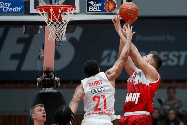 02 11 2021, Basketball, BBL, Hauptrunde 2021 2022, s Oliver Wuerzburg FC Bayern Muenchen, GER, Wuerzburg, s Oliver Arena Picture from left Augustine Rubit FC Bayern Muenchen and Filip Stanic s Oliver Wuerzburg Copyright: HMBxMedia xHeikoxBecker