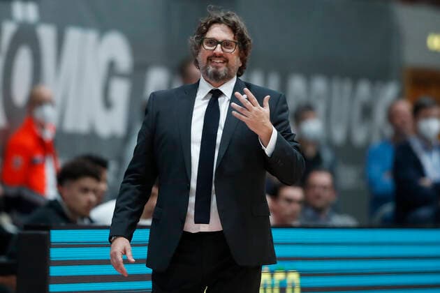 02 11 2021, Basketball, BBL, Hauptrunde 2021 2022, s Oliver Wuerzburg FC Bayern Muenchen, GER, Wuerzburg, s Oliver Arena Picture from left Head Coach Andrea Trinchieri FC Bayern Muenchen Copyright: HMBxMedia xHeikoxBecker