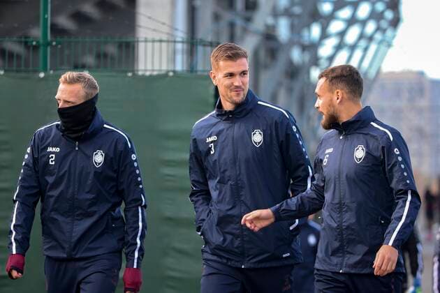ANTWERPEN, BELGIUM - NOVEMBER 03 : Ritchie De Laet defender of Antwerp FC, Bjorn Engels defender of Antwerp FC and Birger Verstraete defender of Antwerp FC pictured during a training session of Antwerp ahead of the UEFA Europa League Group stage - Group D match against Fenerbahce on November 3, 2021 in Antwerpen, Belgium, 3 11 2021 ( Antwerp v Fenerbahce - Media activities 3 11 2021 - UEFA Europa League PhotoNews Panoramic 