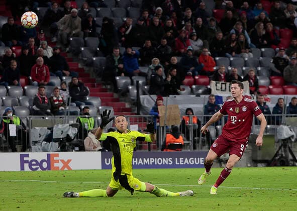 02 11 2021, CL, Champions League, FC Bayern vs Benfica Lisbon, Allianz Arena Munich, football, in picture Odysseas Vlachodimos Benfica , goal Robert Lewandowski FCB