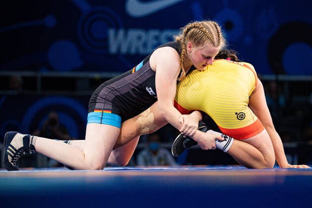 Bilder des Jahres 2021, Sport 11 November Sport Themen der Woche KW44 Sport Bilder des Tages u23 World Championships WW 68kg - Sophia SCHAEFLE (GER) df. Dariga ABEN (KAZ) Belgrad Serbia *** u23 World Championships WW 68kg Sophia SCHAEFLE GER df Dariga ABEN KAZ Belgrade Serbia Copyright: xUnitedxWorldxWrestlingx xKadirxCaliskanx