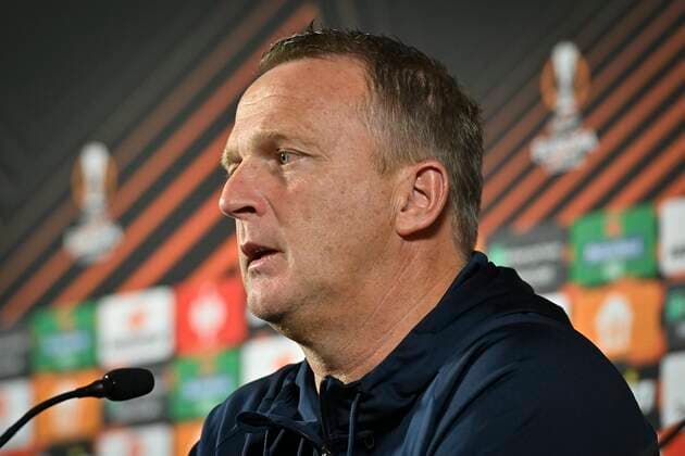 GENK, BELGIUM - NOVEMBER 3 : John van den Brom head coach of KRC Genk talking to the press during a press conference, PK, Pressekonferenz prior to the UEFA Europa League Group stage H match between KRC Genk and West Ham United on November 03, 2021 in Genk, Belgium, 3 11 21 ( KRC Genk v West Ham United- UEFA Europa League Media Activities PhotoNews Panoramic 