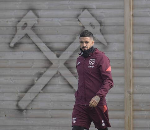 Mandatory Credit: Photo by Avril Husband West Ham United Shutterstock (12585911m) Manuel Lanzini of West Ham United comes out prior to training West Ham United First Team Training, Rush Green Training Ground, London, UK - 03 Nov2021 EDITORIAL USE ONLY No use with unauthorised audio, video, data, fixture lists, club league logos or live services. Online in-match use limited to 120 images, no video emulation. No use in betting, games or single club league player publications. West Ham United First Team Training, Rush Green Training Ground, London, UK - 03 Nov2021 EDITORIAL USE ONLY No use with unauthorised audio, video, data, fixture lists, club league logos or live services. Online in-match use limited to 120 images, no video emulation. No use in betting, games or single club league player publications. Copyright: xAvrilxHusband WestxHamxUnited Shutterstockx 12585911m