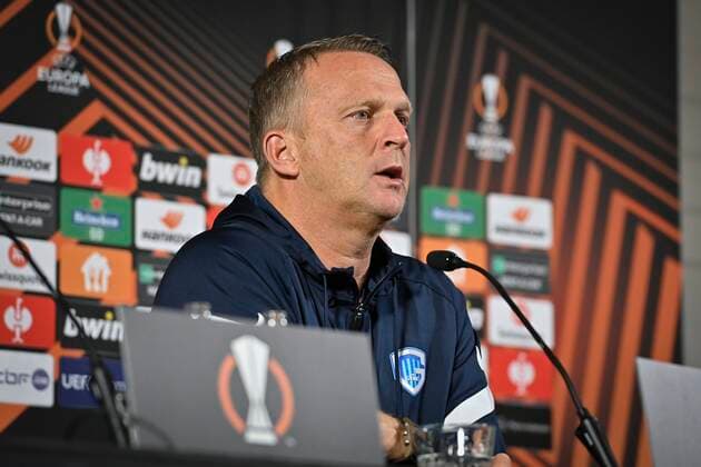 GENK, BELGIUM - NOVEMBER 3 : John van den Brom head coach of KRC Genk talking to the press during a press conference, PK, Pressekonferenz prior to the UEFA Europa League Group stage H match between KRC Genk and West Ham United on November 03, 2021 in Genk, Belgium, 3 11 21 ( KRC Genk v West Ham United- UEFA Europa League Media Activities PhotoNews Panoramic 