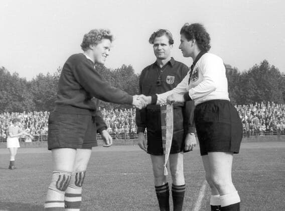 First womens international football match Germany Netherlands 2 1 23 09 1956 at Mathias Stinnes Stadium in Essen Welcoming the captains Only for journalistic use Only for editorial use HM