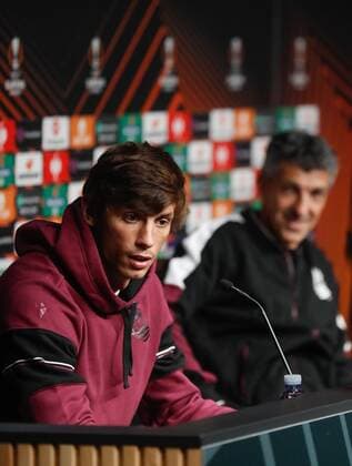 Real Sociedad s head coach Imanol Alguacil (R) and defender Robin Le Normand (L) attend a press conference, PK, Pressekonferenz at Reale Arena stadium in San Sebastian, Basque County, Spain, 03 November 2021, on the eve of the UEFA Europa League group B soccer match against SK Sturm Graz. Real Sociedad - SK Sturm Graz !ACHTUNG: NUR REDAKTIONELLE NUTZUNG!  Copyright: xJuanxHerrerox GRAFCAV9859 20211103-5ea3606e2ccfca7224ece186413ef6c83db8cab9