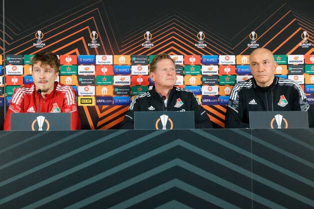 ISTANBUL, TURKEY - NOVEMBER 3, 2021: Lokomotiv Moscow s Tin Jedvaj, Lokomotiv Moscow s head coach Markus Gisdol and interpreter Murat Sasiyev (L-R) give a press conference, PK, Pressekonferenz ahead of the 2021 22 UEFA Europa League Group Stage match against Galatasaray at Ali Sami Yen Stadium. Mikhail Japaridze TASS  TS116B2D