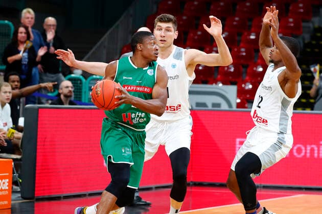 Basketball FIBA Europa Cup 4 Matchday Group A Round 1 at Oberfrankenhalle in Bayreuth Season 2021 2022 Medi Bayreuth vs Kapfenberg Bulls Andreas Seiferth Medi Bayreuth 11 right Kareem Jamar Kapfenberg Bulls 4 left