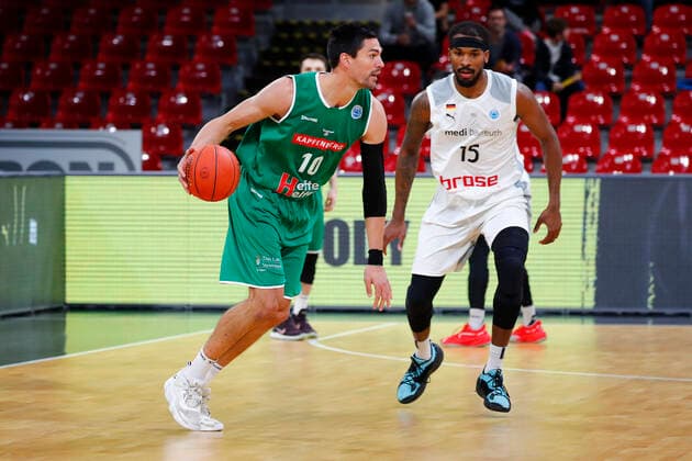 Basketball FIBA Europa Cup 4 Matchday Group A Round 1 at Oberfrankenhalle in Bayreuth Season 2021 2022 Medi Bayreuth vs Kapfenberg Bulls Terry Allen Medi Bayreuth 15 right Dejan Cigoja Kapfenberg Bulls 10 left