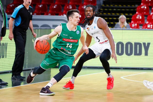 Basketball FIBA Europa Cup 4 Matchday Group A Round 1 at Oberfrankenhalle in Bayreuth Season 2021 2022 Medi Bayreuth vs Kapfenberg Bulls Marcus Thornton Medi Bayreuth 3 right Tobias Schrittwieser Kapfenberg Bulls 14 left