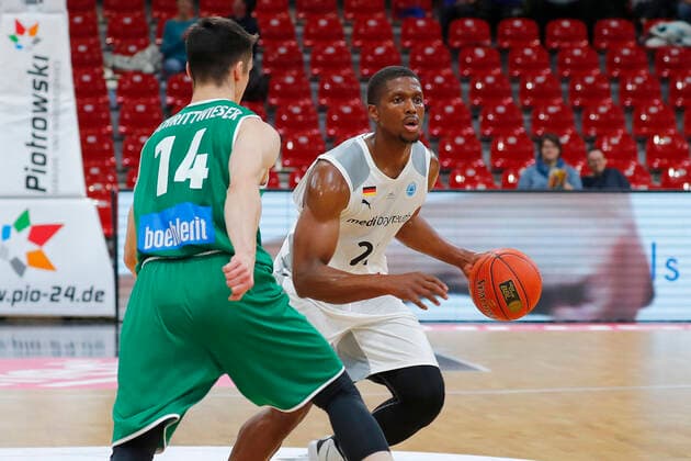 Basketball FIBA Europa Cup 4 Matchday Group A Round 1 at Oberfrankenhalle in Bayreuth Season 2021 2022 Medi Bayreuth vs Kapfenberg Bulls Sacar Anim Medi Bayreuth 2 right Tobias Schrittwieser Kapfenberg Bulls 14 left