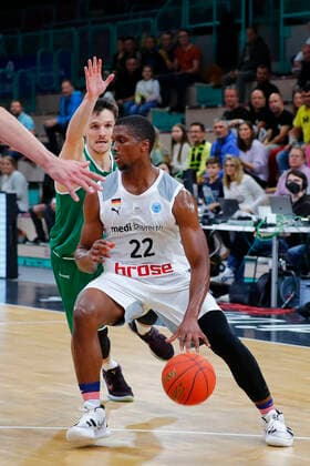 Basketball FIBA Europa Cup 4 Matchday Group A Round 1 at Oberfrankenhalle in Bayreuth Season 2021 2022 Medi Bayreuth vs Kapfenberg Bulls Sacar Anim Medi Bayreuth 2 right Tobias Schrittwieser Kapfenberg Bulls 14 left