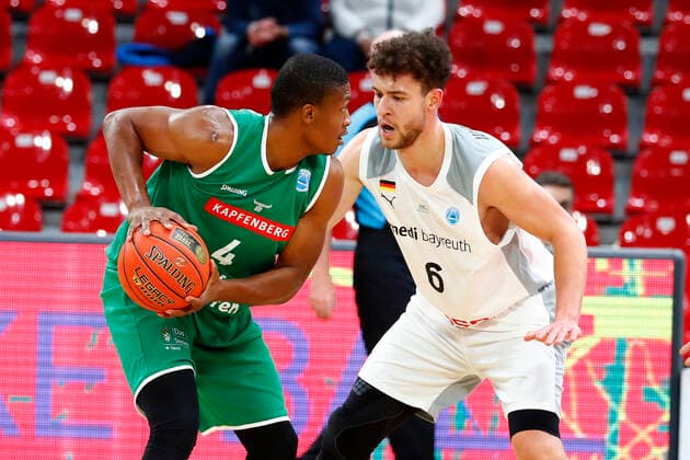 Basketball FIBA Europa Cup 4 Matchday Group A Round 1 at Oberfrankenhalle in Bayreuth Season 2021 2022 Medi Bayreuth vs Kapfenberg Bulls Kevin Wohlrath Medi Bayreuth 6 right Kareem Jamar Kapfenberg Bulls 4 left