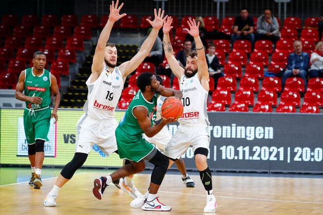 Basketball FIBA Europa Cup 4 Matchday Group A Round 1 at Oberfrankenhalle in Bayreuth Season 2021 2022 Medi Bayreuth vs Kapfenberg Bulls Martynas Sajus Medi Bayreuth 19 left Bastian Doreth Medi Bayreuth 10 right Kareem Jamar Kapfenberg Bulls 4 centre