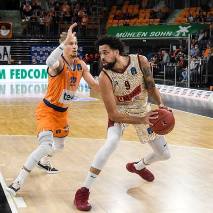 GER, EuroCup, ratiopharm ulm vs Umana Reyer Venice 03 11 2021, ratiopharm arena, New Ulm, GER, EuroCup, ratiopharm ulm vs Umana Reyer Venice, pictured Thomas Klepeisz Ulm, 22 , Austin Daye Venice, 9 nordphotoxGmbHx xHafner nph00200