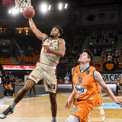 GER, EuroCup, ratiopharm ulm vs Umana Reyer Venice 03 11 2021, ratiopharm arena, Neu Ulm, GER, EuroCup, ratiopharm ulm vs Umana Reyer Venice, pictured Jeff Brooks Venice, 23 goes to the basket, Nicolas Bretzel Ulm, 13 nordphotoxGmbHx xHafner nph00200