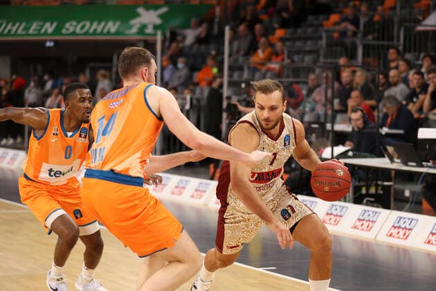 Ulm, Germany 03 November 2021 BB EuroCup 2021 2022 Ratiopharm Ulm vs Reyer Venezia v li in duel PHILIPP HERKENHOFF Ratiopharm Ulm and STEFANO TONUT UMANA REYER VENICE Ratiopharm Arena Baden Württemberg. Copyright: xFotostandx xStiebertx