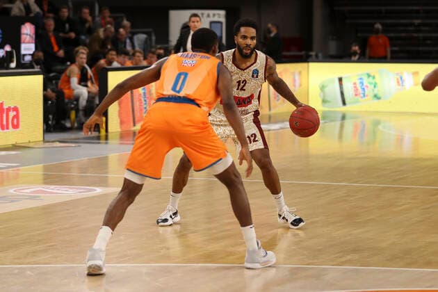 Ulm, Germany 03 November 2021 BB EuroCup 2021 2022 Ratiopharm Ulm vs Reyer Venezia v li in duel Christon Semaj Ratiopharm Ulm and TARIK PHILLIP UMANA REYER VENICE Ratiopharm Arena Baden Württemberg. Copyright: xFotostandx xStiebertx