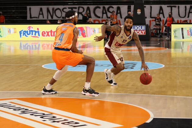 Ulm, Germany 03 November 2021 BB EuroCup 2021 2022 Ratiopharm Ulm vs Reyer Venezia v li in duel BLOSSOMGAME JARON Ratiopharm Ulm and TARIK PHILLIP UMANA REYER VENICE Ratiopharm Arena Baden Württemberg. Copyright: xFotostandx xStiebertx