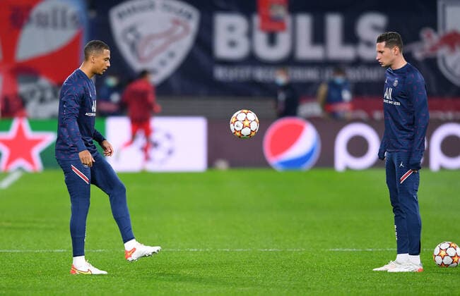 FOOTBALL CHAMPIONS LEAGUE SEASON 2021 2022 preliminary round Group A RB Leipzig Paris Saint Germain 03 11 2021 Thilo Kehrer li, Paris Saint Germain and Julian Draxler reParis Saint Germain warming up , she is not in the starting eleven