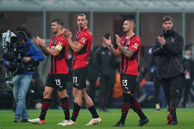 Sport Themen der Woche KW44 Sport Bilder des Tages Photo Spada LaPresse November 03 , 2021 - Milan, Italy Soccer Ac Milan vs Porto - Uefa Champions League 2021 2022 - group stage San Siro Stadium In the photo: Milan s players at the end of the match Alessio Romagnoli (A.c. Milan); Zlatan Ibrahimovic (A.c. Milan); Rade Krunic (A.c. Milan);  Copyright: xSpada LaPressex