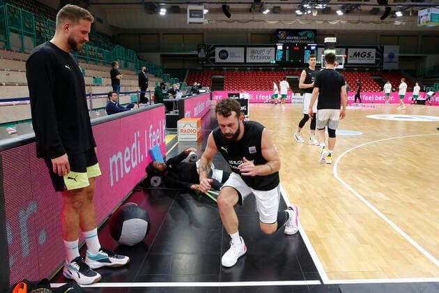 Basketball FIBA Europa Cup 4 Matchday Group A Round 1 at Oberfrankenhalle in Bayreuth Season 2021 2022 Medi Bayreuth vs Kapfenberg Bulls Bastian Doreth Medi Bayreuth 10 right Frederik Kramp Medi Bayreuth Athletic Trainer left warming up