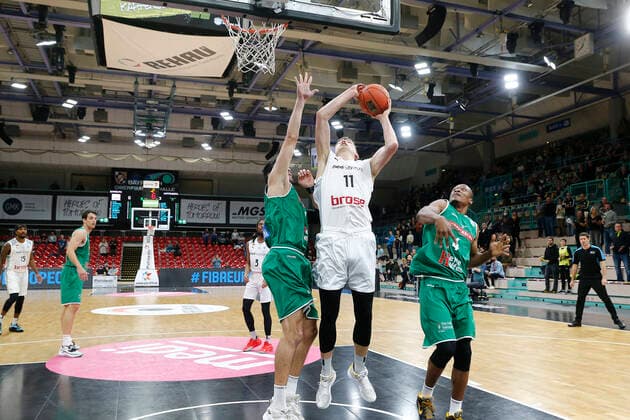 Basketball FIBA Europa Cup 4 Matchday Group A Round 1 at Oberfrankenhalle in Bayreuth Season 2021 2022 Medi Bayreuth vs Kapfenberg Bulls Andreas Seiferth Medi Bayreuth 11 right Dejan Cigoja Kapfenberg Bulls 10 left