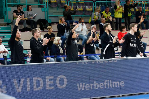 Basketball FIBA Europa Cup 4 Matchday Group A Round 1 at Oberfrankenhalle in Bayreuth Season 2021 2022 Medi Bayreuth vs Kapfenberg Bulls Medi players bench celebrates